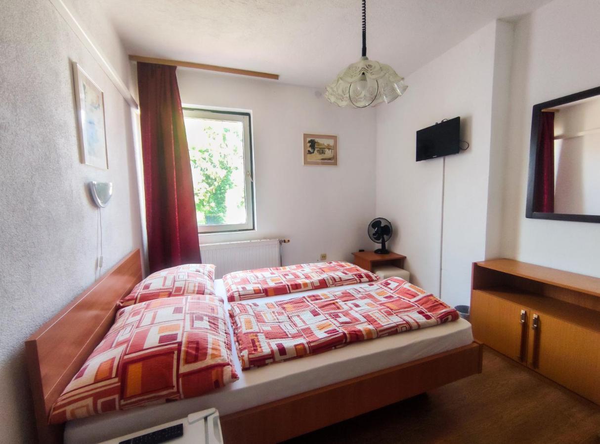 Viktoria Panzio Zamardi Hotel ภายนอก รูปภาพ