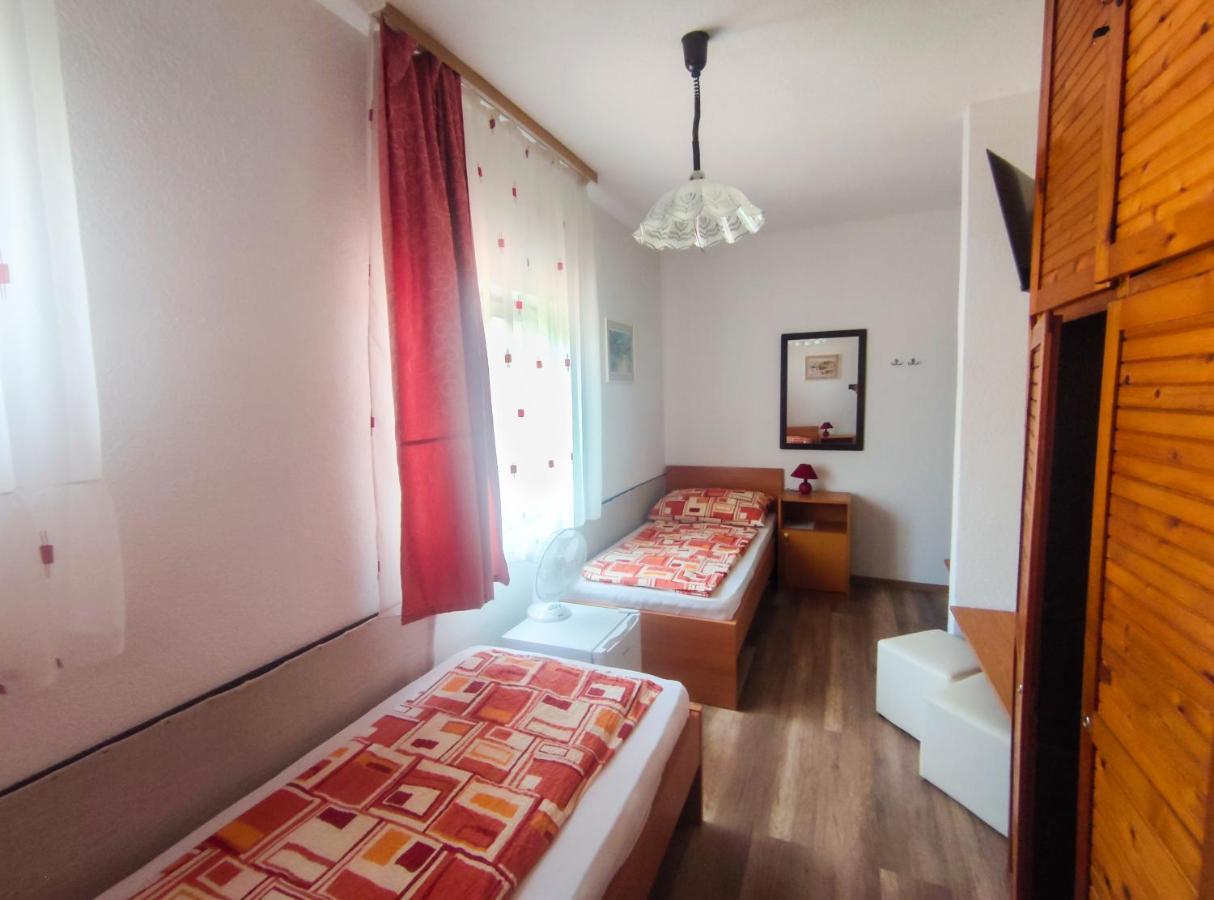 Viktoria Panzio Zamardi Hotel ภายนอก รูปภาพ