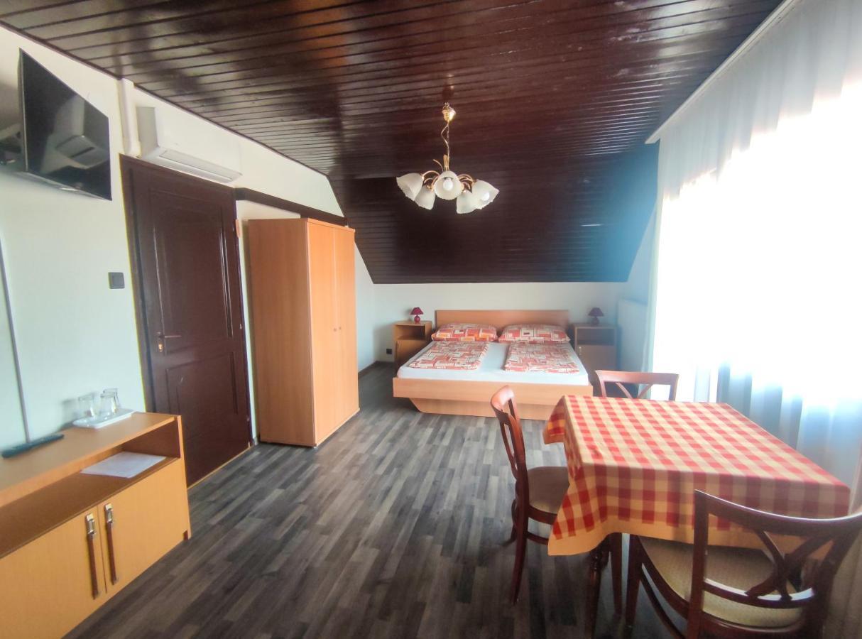 Viktoria Panzio Zamardi Hotel ภายนอก รูปภาพ