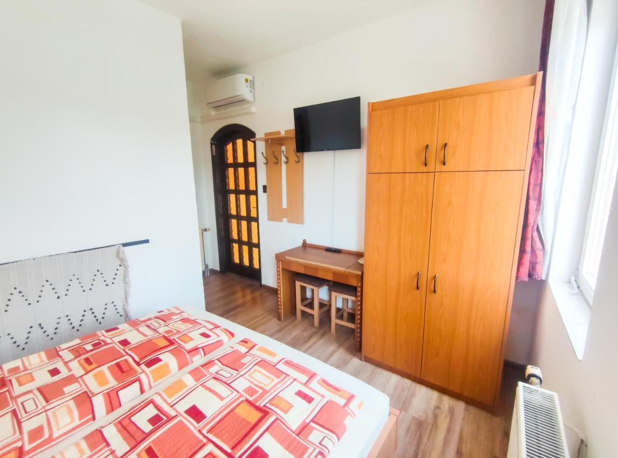 Viktoria Panzio Zamardi Hotel ภายนอก รูปภาพ
