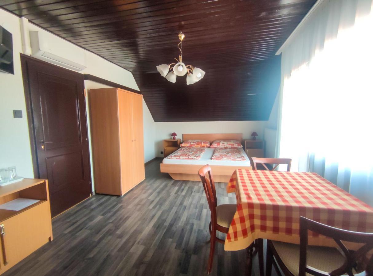 Viktoria Panzio Zamardi Hotel ภายนอก รูปภาพ