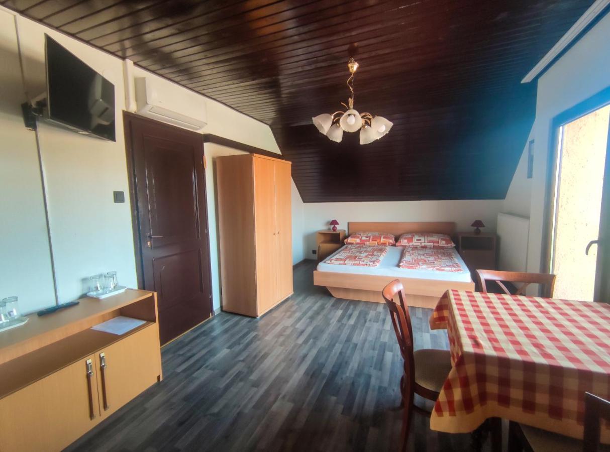 Viktoria Panzio Zamardi Hotel ภายนอก รูปภาพ